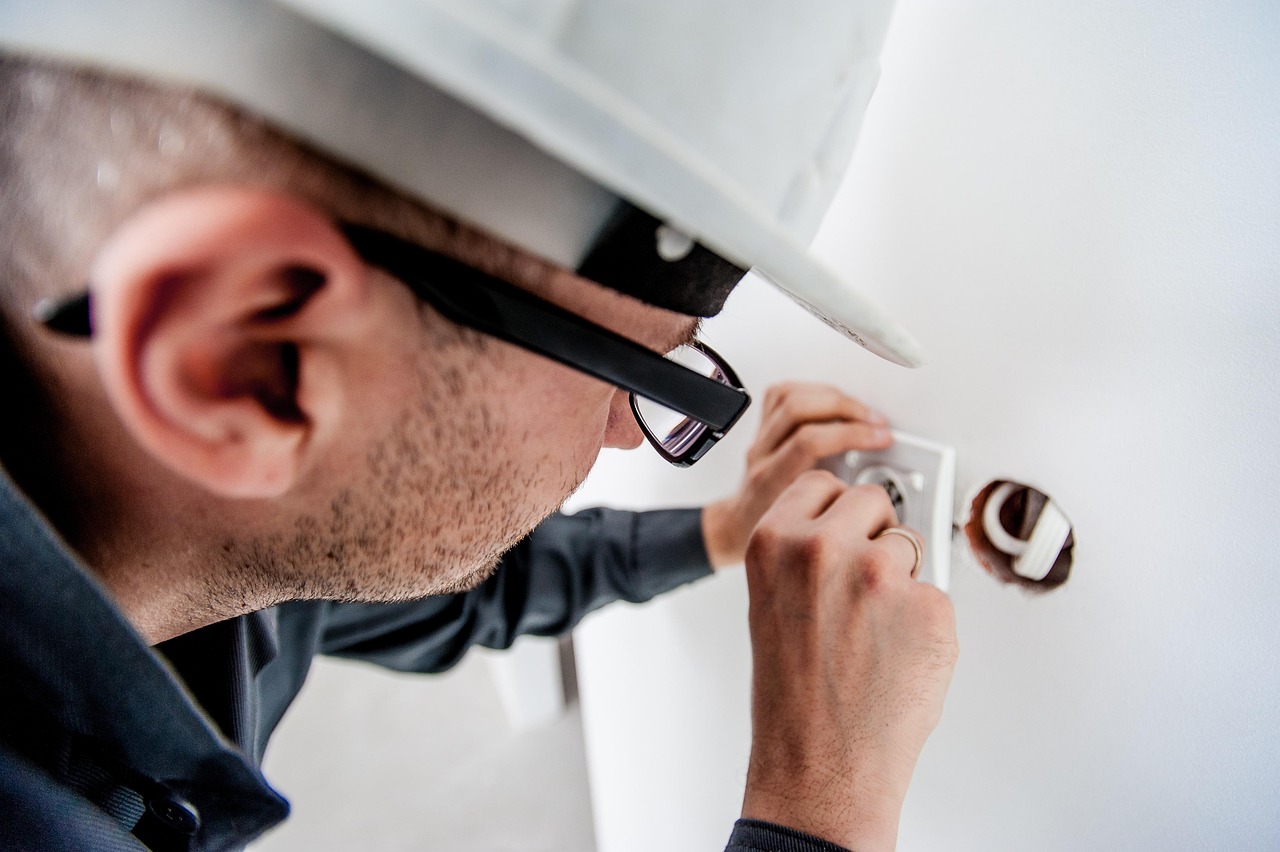 Expert Tips for Hiring a Reliable Electrician in Menorca